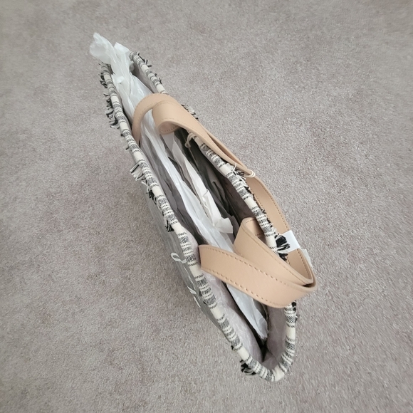 NWT Tote bag With Dust Ruffle - Picture 7 of 7